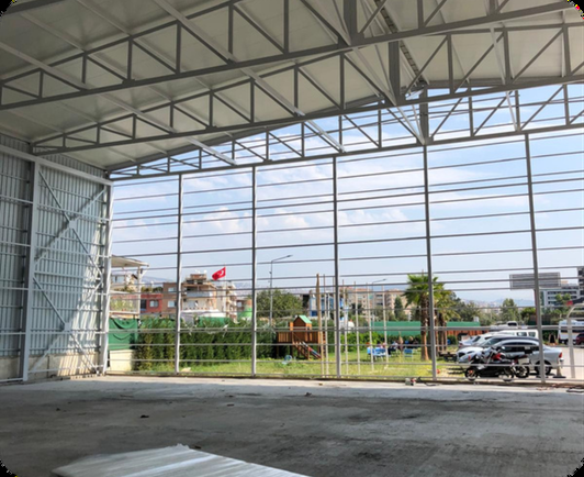 Wewnętrzna konstrukcja stalowa hali sportowej